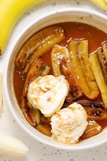 Bananas caramelizadas in a sauce pan