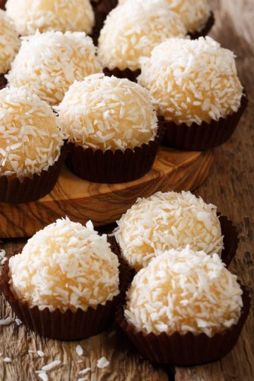 Beijinho de Coco in a table