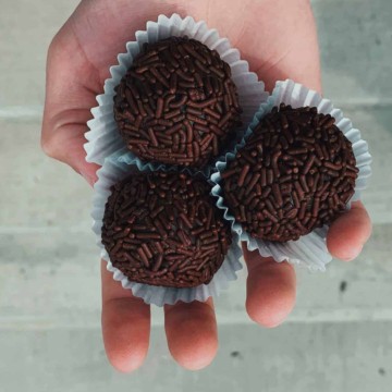 ब्राजिलियन चकलेट ट्रफल्स ''Brigadeiro de Chocolate''