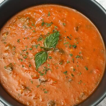 Die beste geröstete Tomaten-Basilikum-Suppe