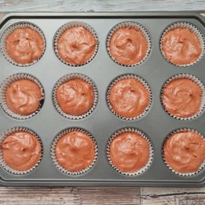 Terciopelo rojo perfecto Cupcakes con glaseado de queso crema y naranja