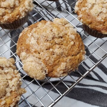 Easy Banana Muffins with Streusel Topping