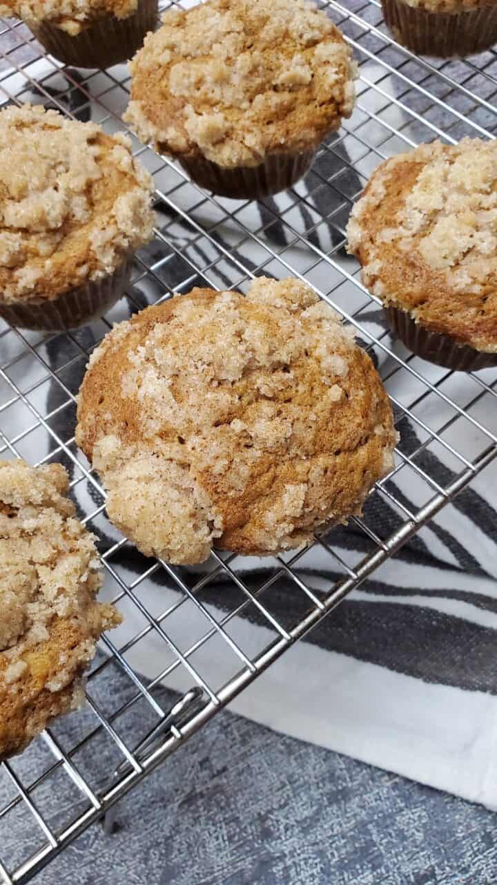 Easy Banana Muffins with Streusel Topping