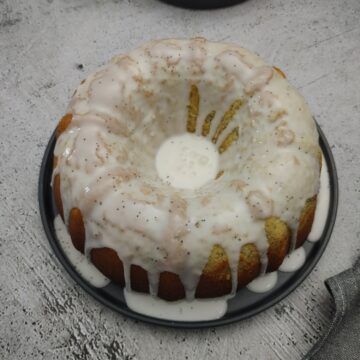 Bundt Cake casero de semillas de amapola y limón