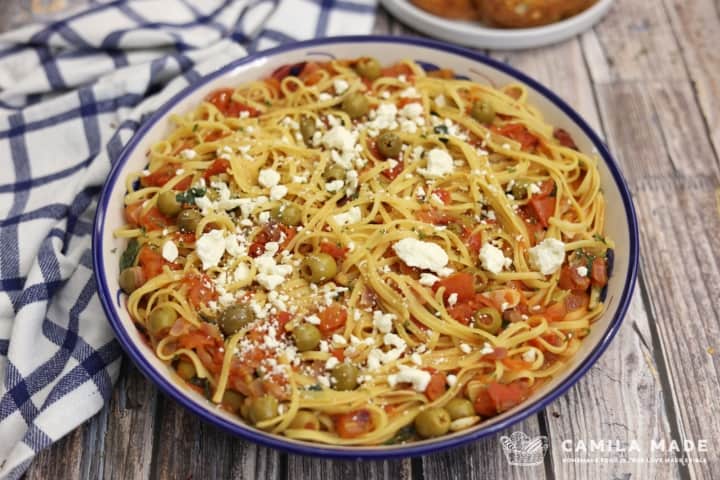 Easy Greek Spaghetti with Garlic Bread