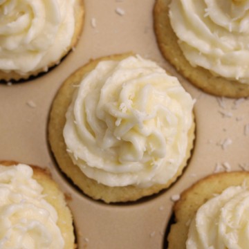 Cupcakes de coco con glaseado de queso crema de coco