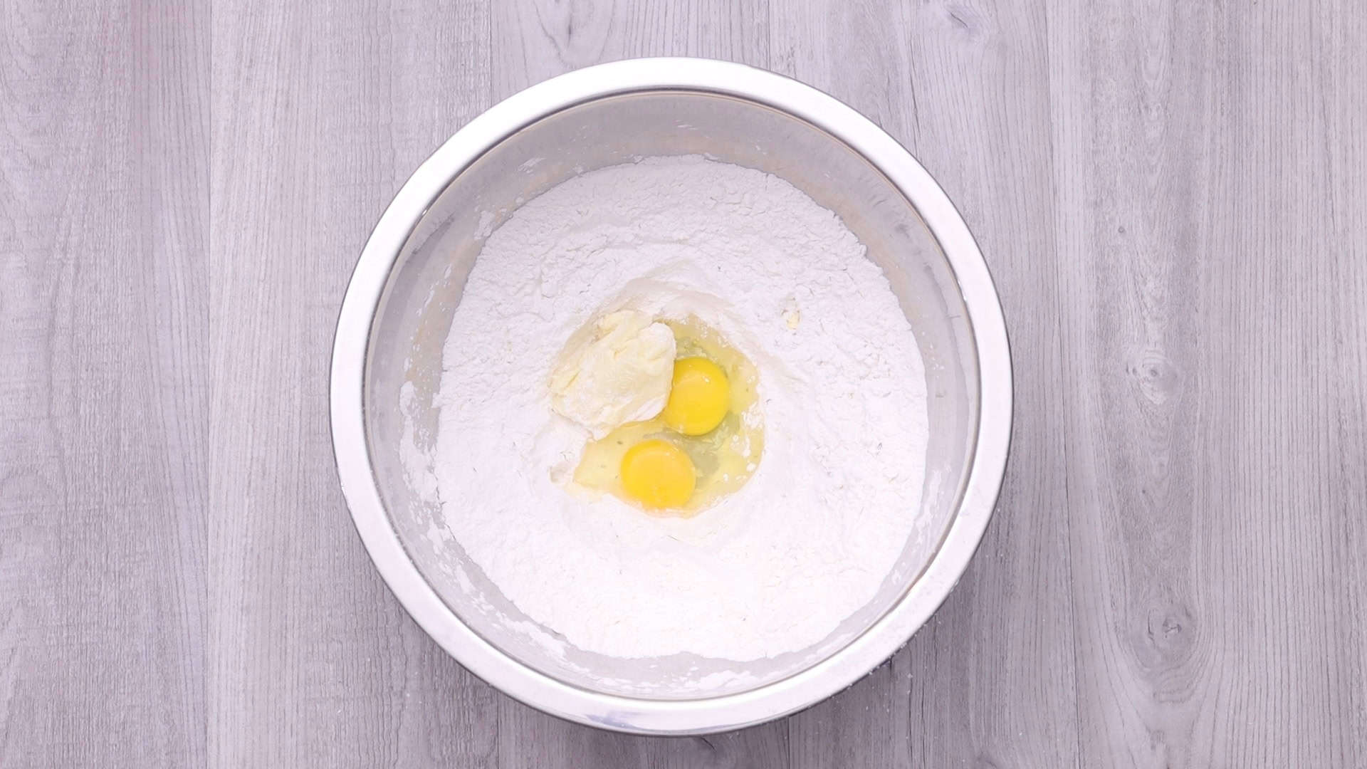 Mezclar la mantequilla reblandecida y los huevos.