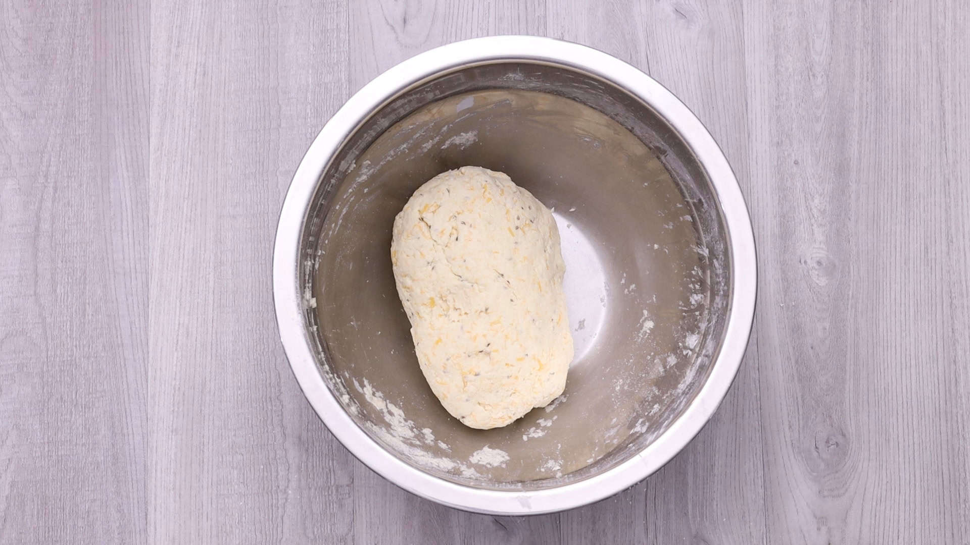 Combinar gradualmente con los ingredientes secos, luego añadir el queso y la leche hasta que la masa esté suave.