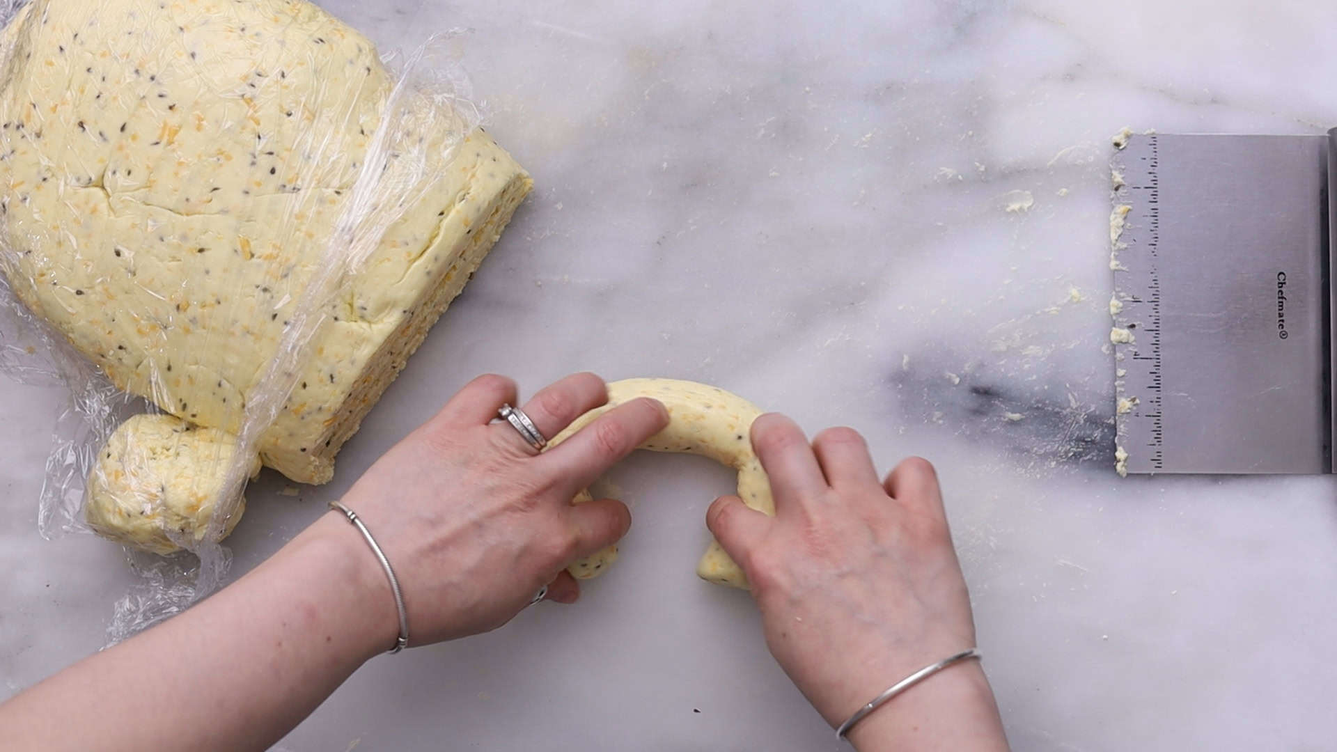 Shape the dough in a circle