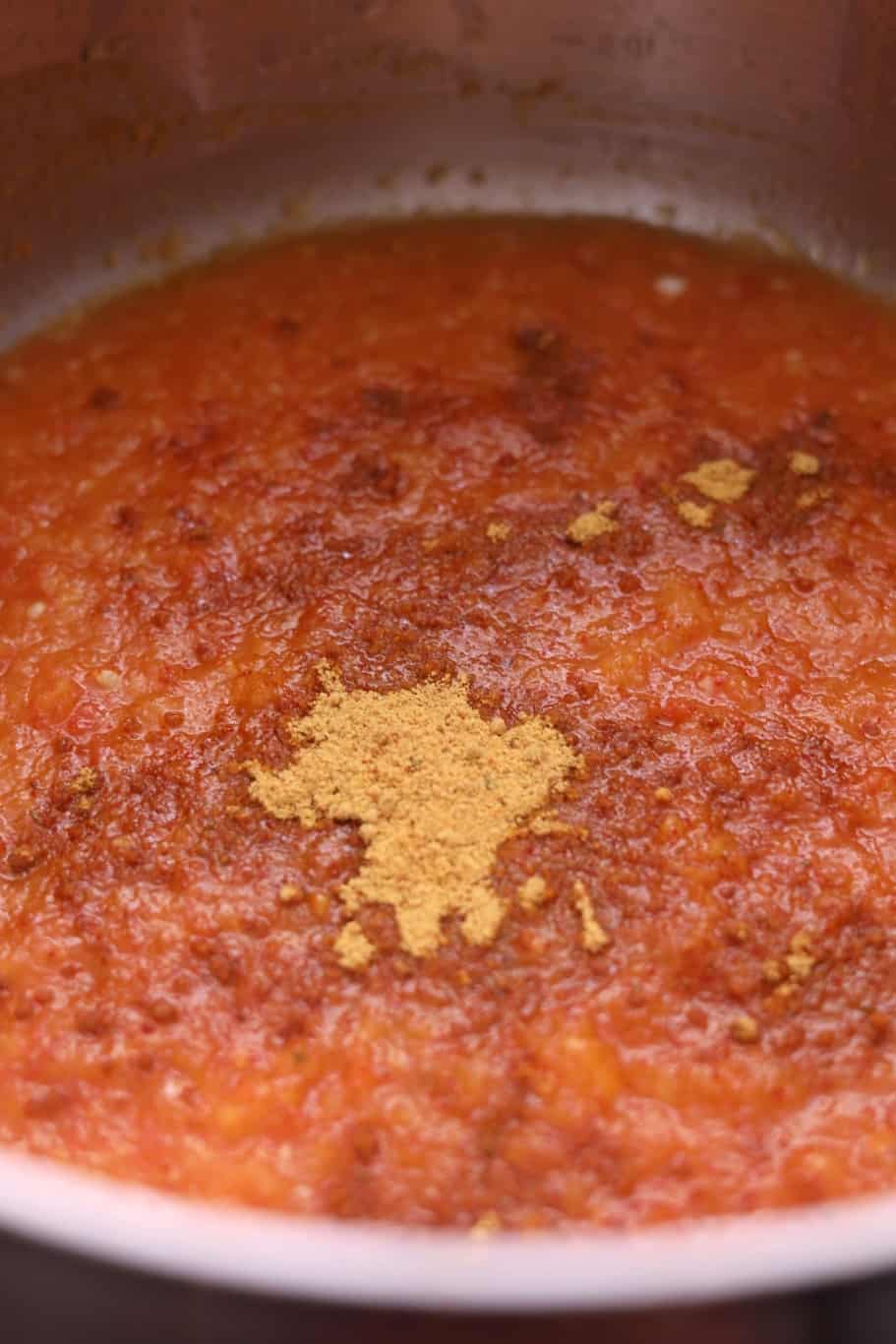 Tomate licuado en la olla con caldo