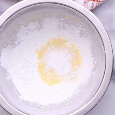 Bowl with tapioca starch, Cornmeal and Baking powder