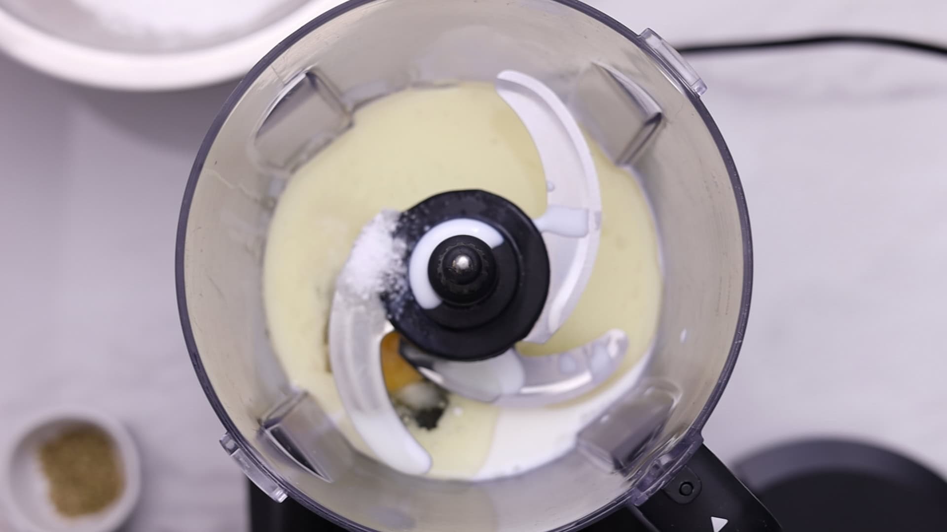 Ingredientes húmedos huevos, leche y aceite y sal
