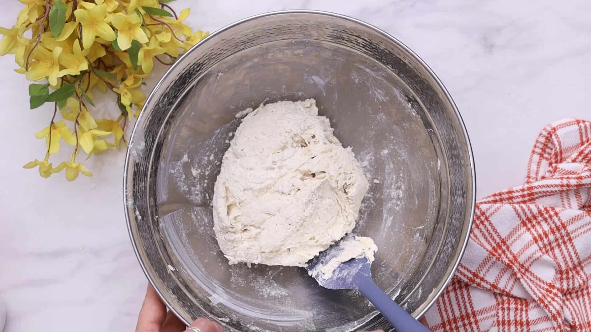 Pan sin Reposo 16 4. Transfer dough to a floured surface and pat it into a round loaf (1½ inches thick)