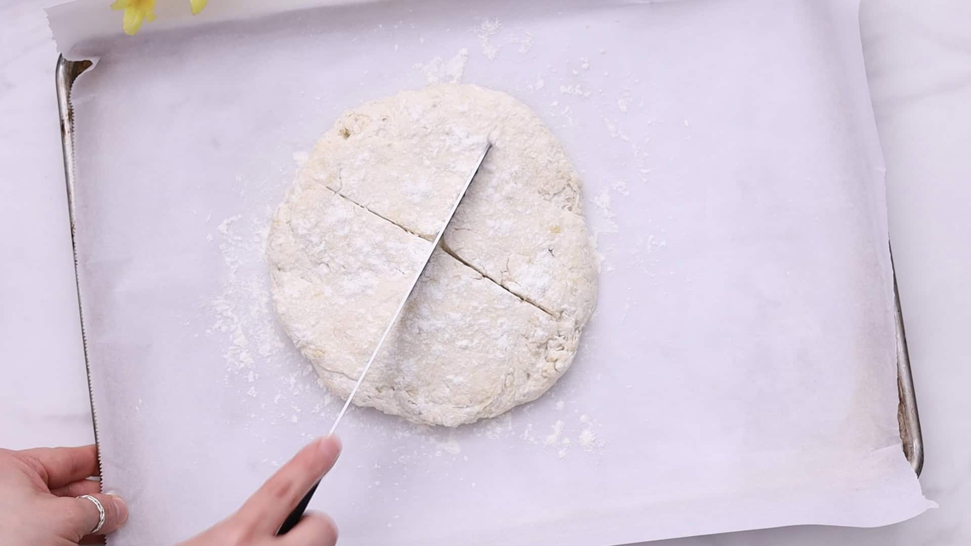 Pan sin Reposo 20 5. Place on the baking sheet and cut a shallow X on top.