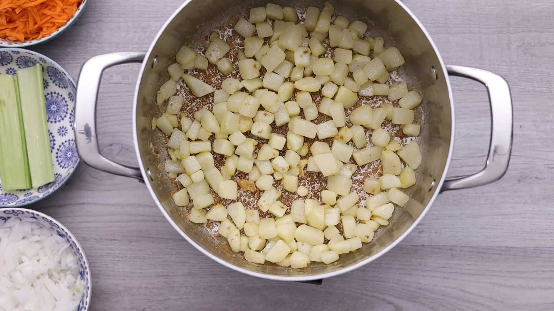 Dorar las patatas durante 5-10 minutos.
