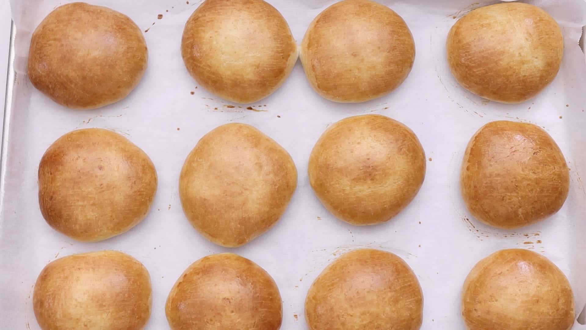 Homemade Burger Buns (Pan de Hamburguesa) 27 Brush buns with egg wash, sprinkle with seeds if desired, and bake for 15 to 20 minutes until golden brown or internal temperature reaches 180°F - 190°F (82°C - 88°C).