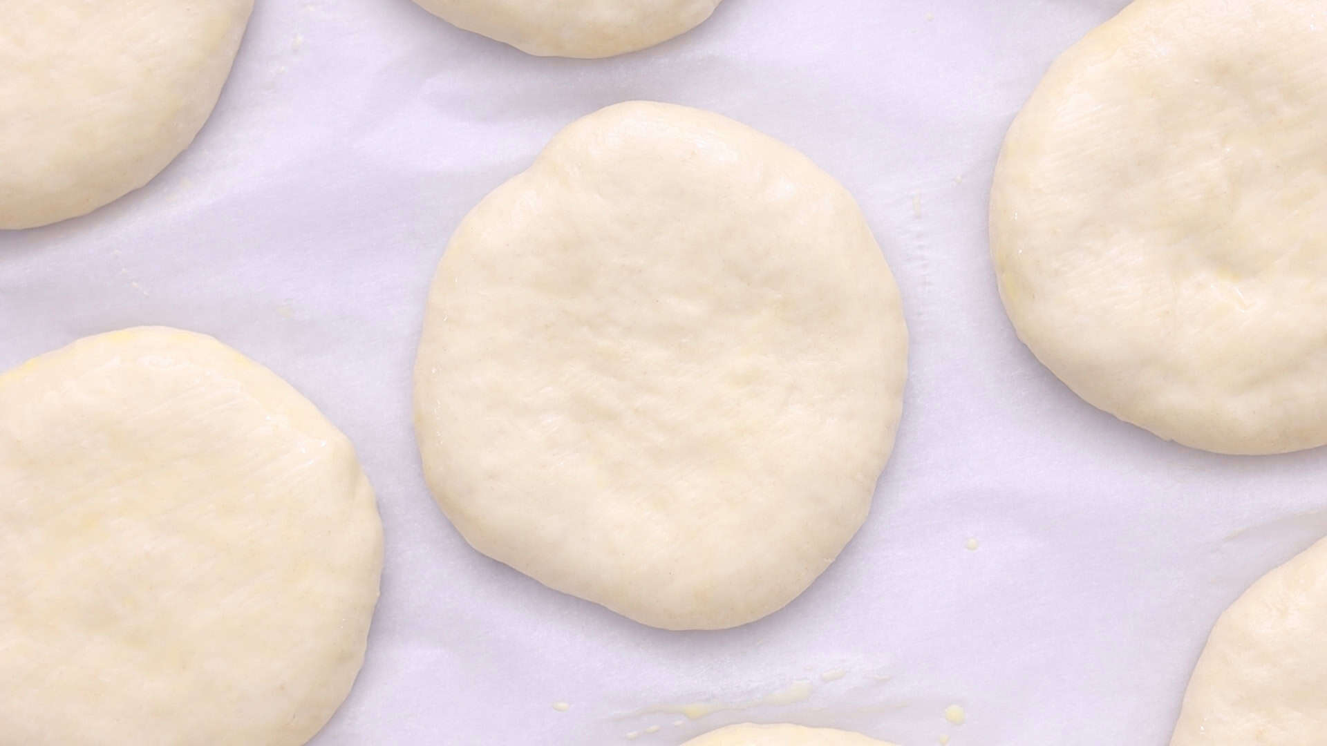 Homemade Burger Buns (Pan de Hamburguesa) 26 Brush buns with egg wash, sprinkle with seeds if desired, and bake for 15 to 20 minutes until golden brown or internal temperature reaches 180°F - 190°F (82°C - 88°C)