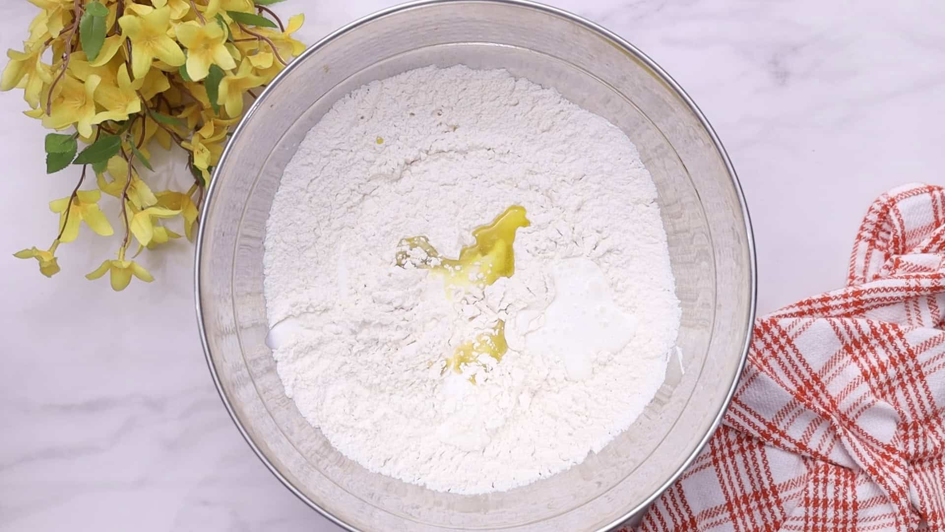 Pan sin Reposo 15 Make a well, add buttermilk and oil, and mix until just combined.