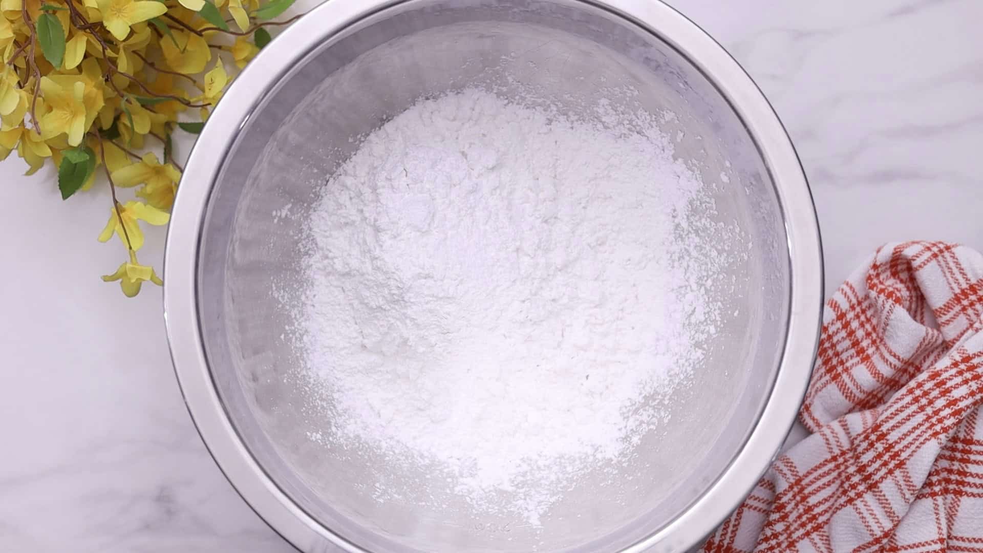 Mix yuca starch, salt, and baking powder.