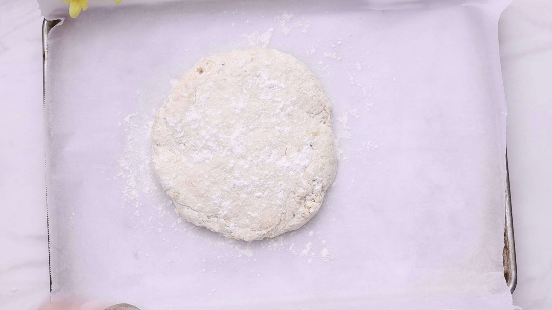 Pan sin Reposo 19 Place on the baking sheet and cut a shallow X on top.