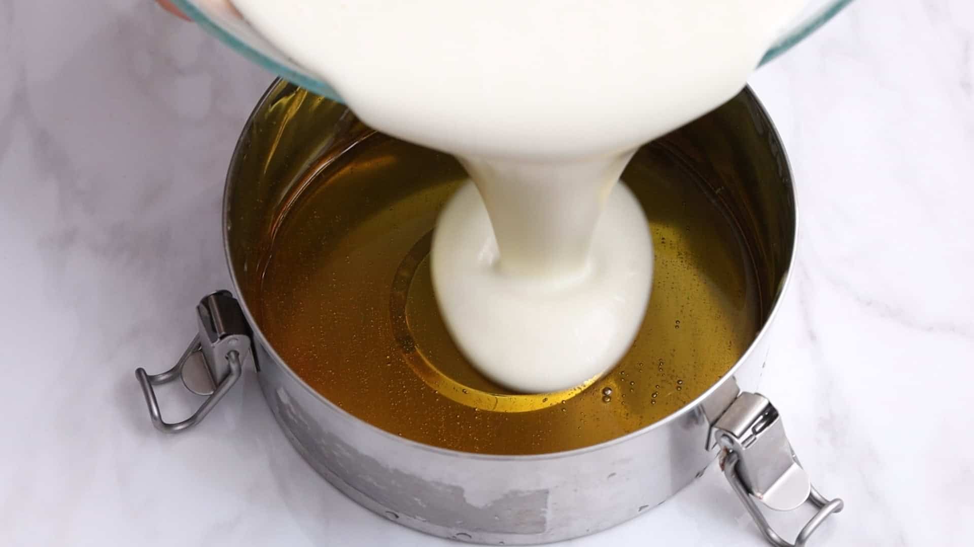 Pour the mixture into the caramel-coated mold_1.60.1