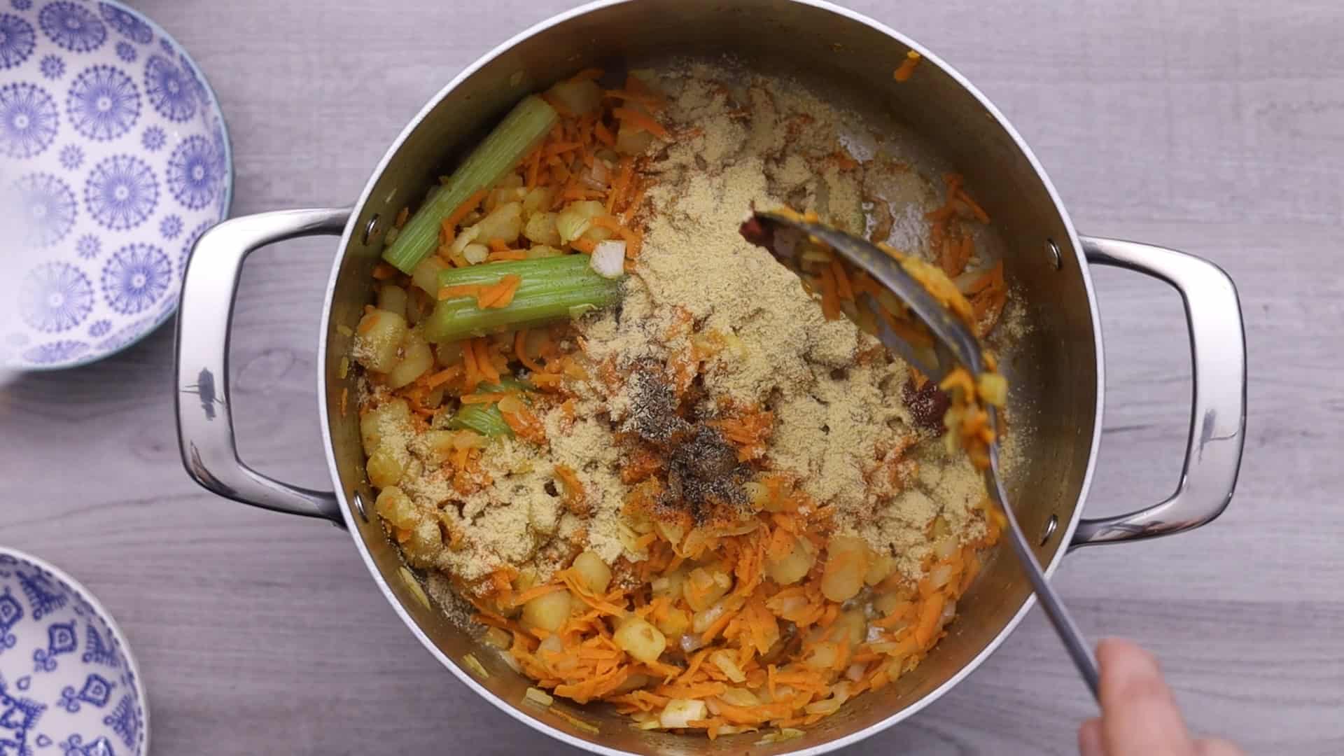 Añada el caldo de pollo y la pasta de tomate.