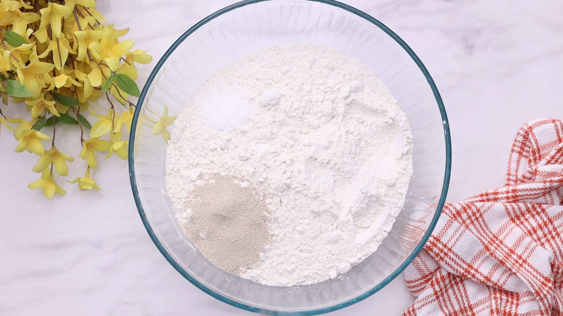 Pan sin Amasar 10 Add INSTANT DRY YEAST to the bowl