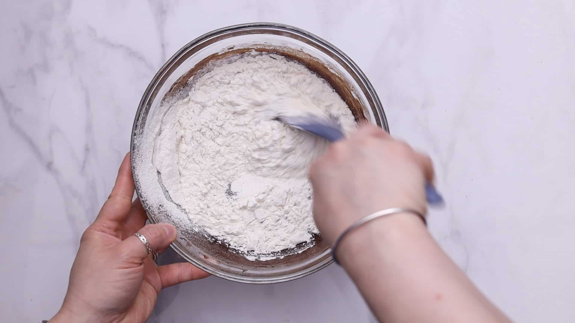 Añadir los ingredientes secos y las pepitas de chocolate. Mezclar brevemente.2