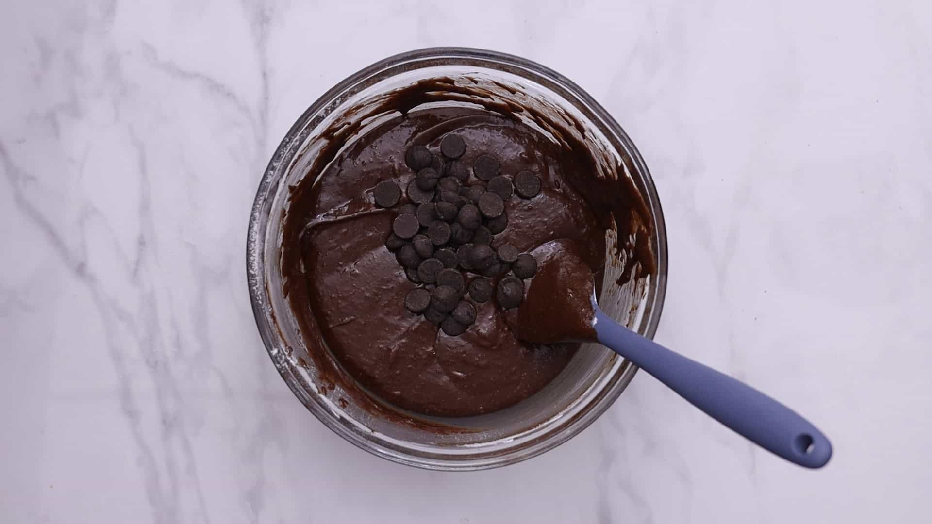 Añadir los ingredientes secos y las pepitas de chocolate. Mezclar brevemente.3
