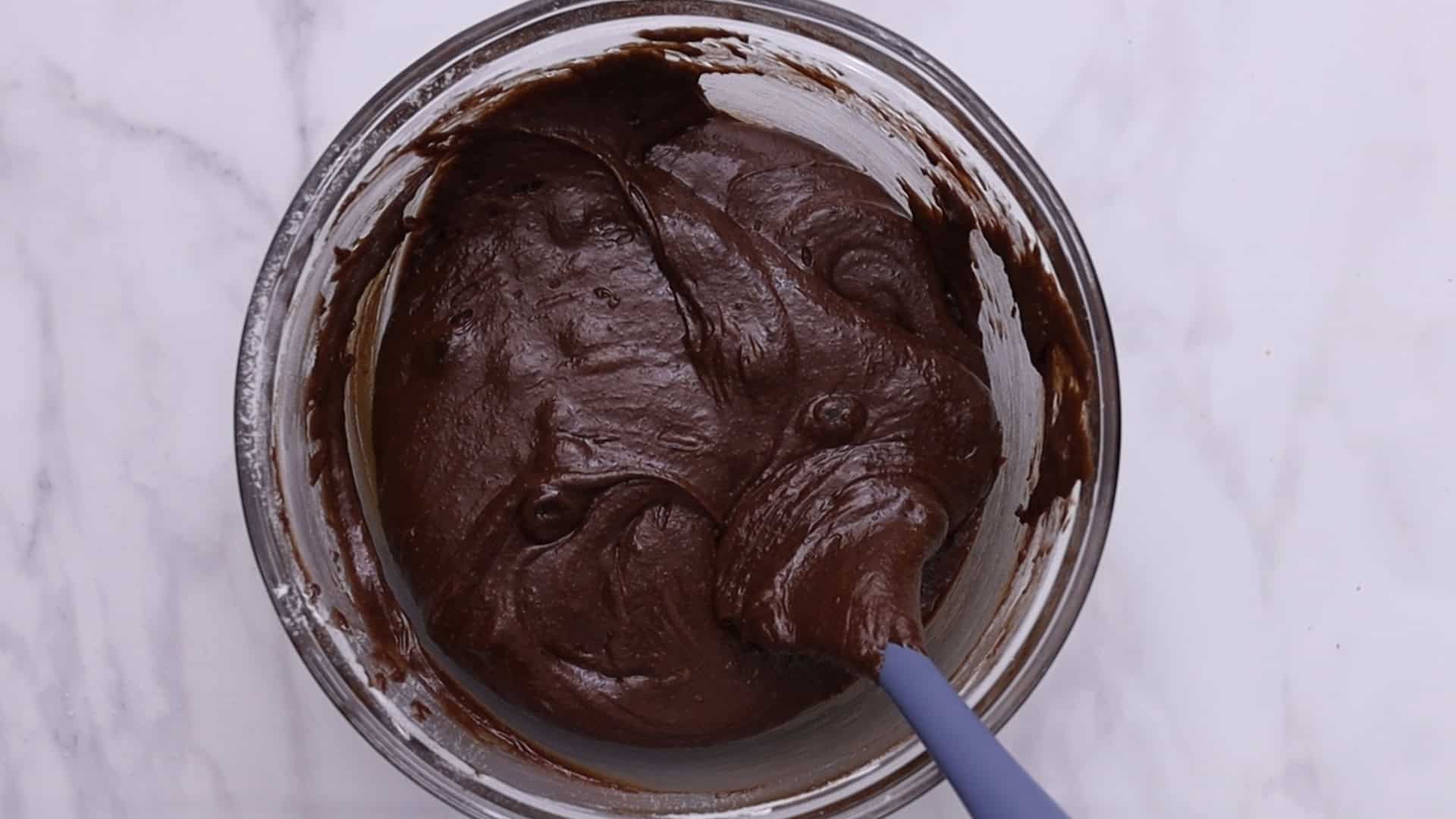 Añadir los ingredientes secos y las pepitas de chocolate. Mezclar brevemente.4