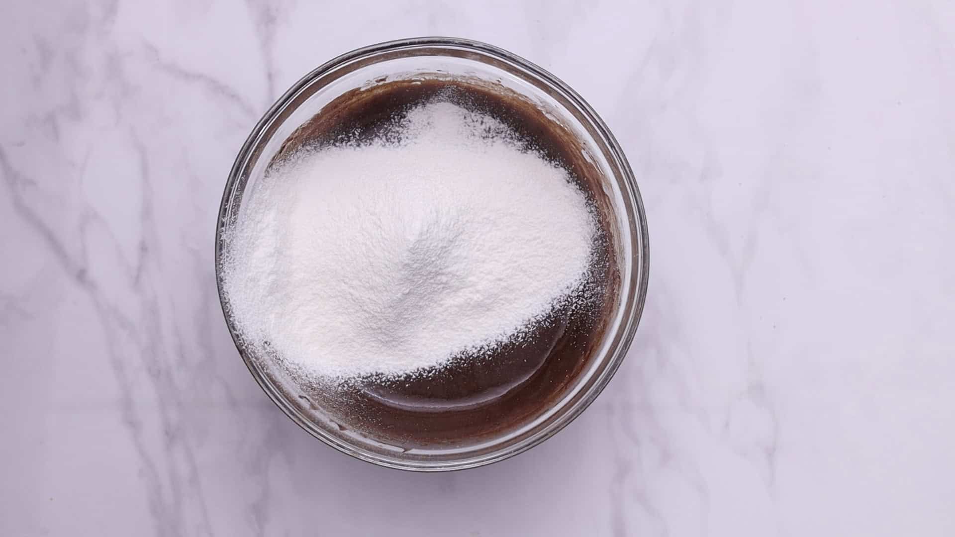 Añadir los ingredientes secos y las pepitas de chocolate. Mezclar brevemente.