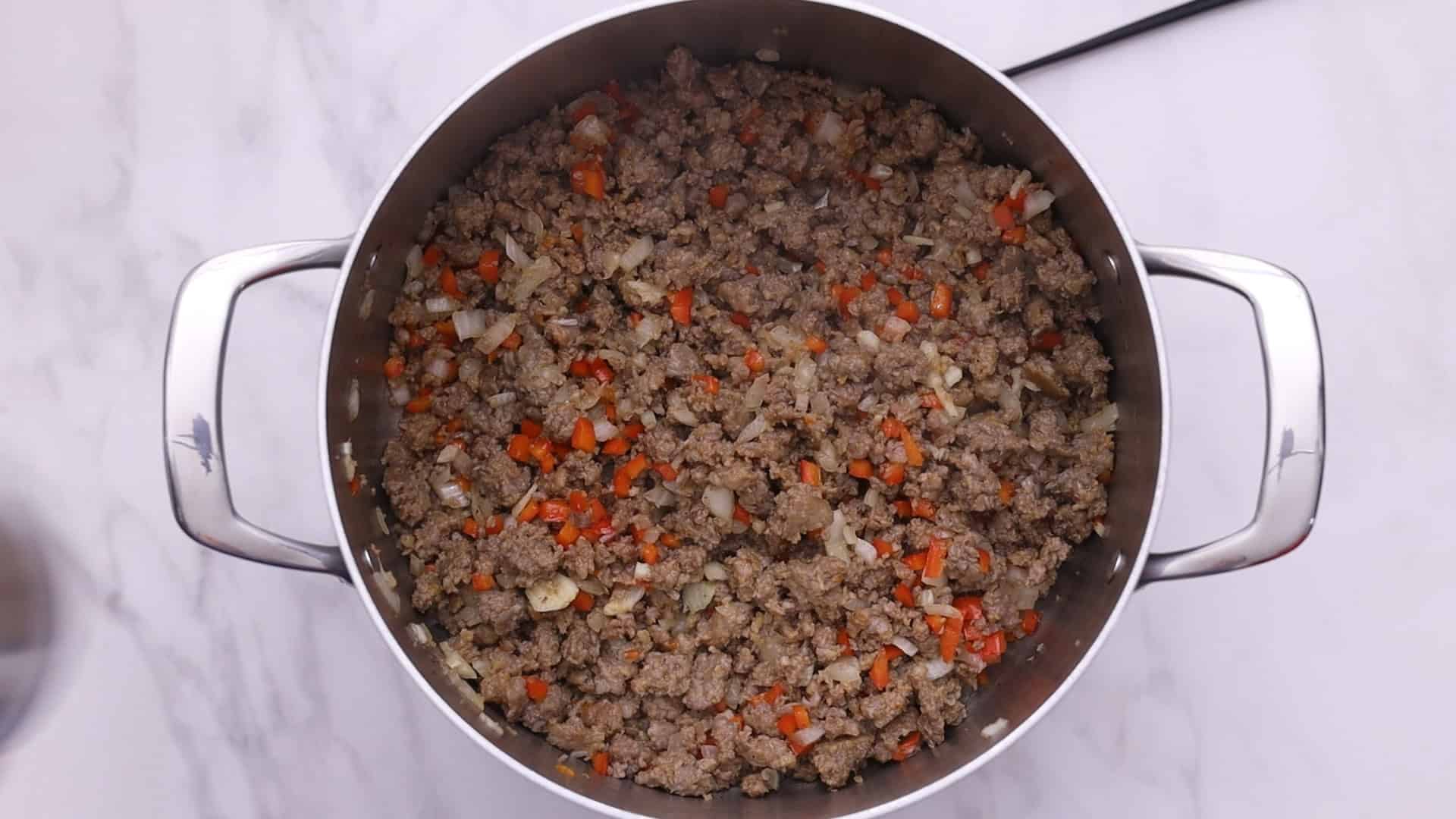 Añadir el ajo, el pimiento rojo, la cebolla y la sal.