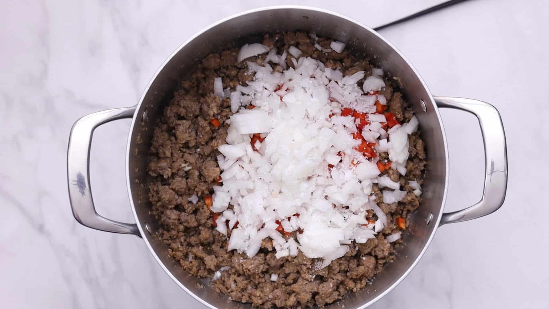 Añadir el ajo, el pimiento rojo, la cebolla y la sal.