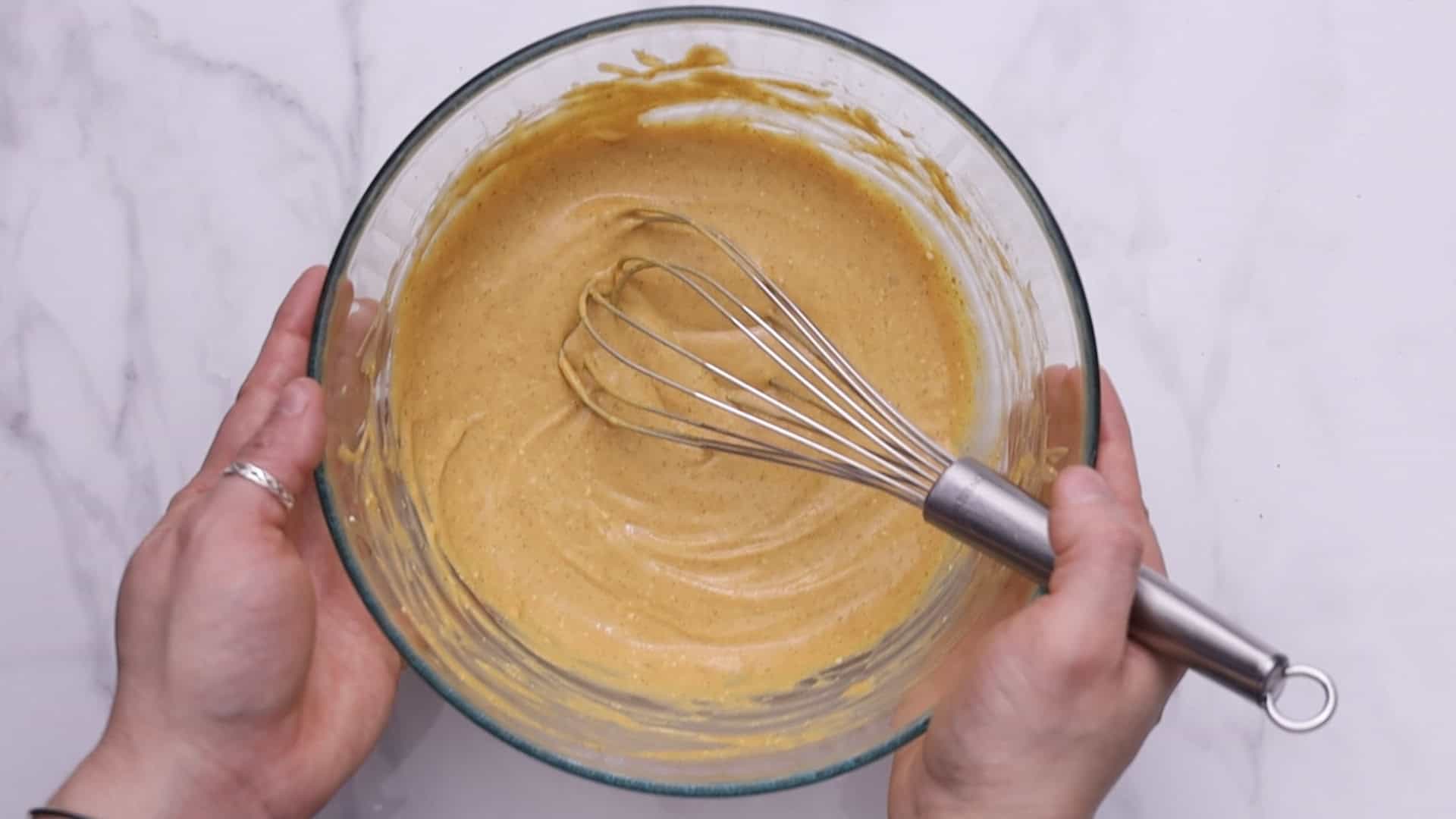 Después Batir el queso crema y el azúcar hasta que quede suave.