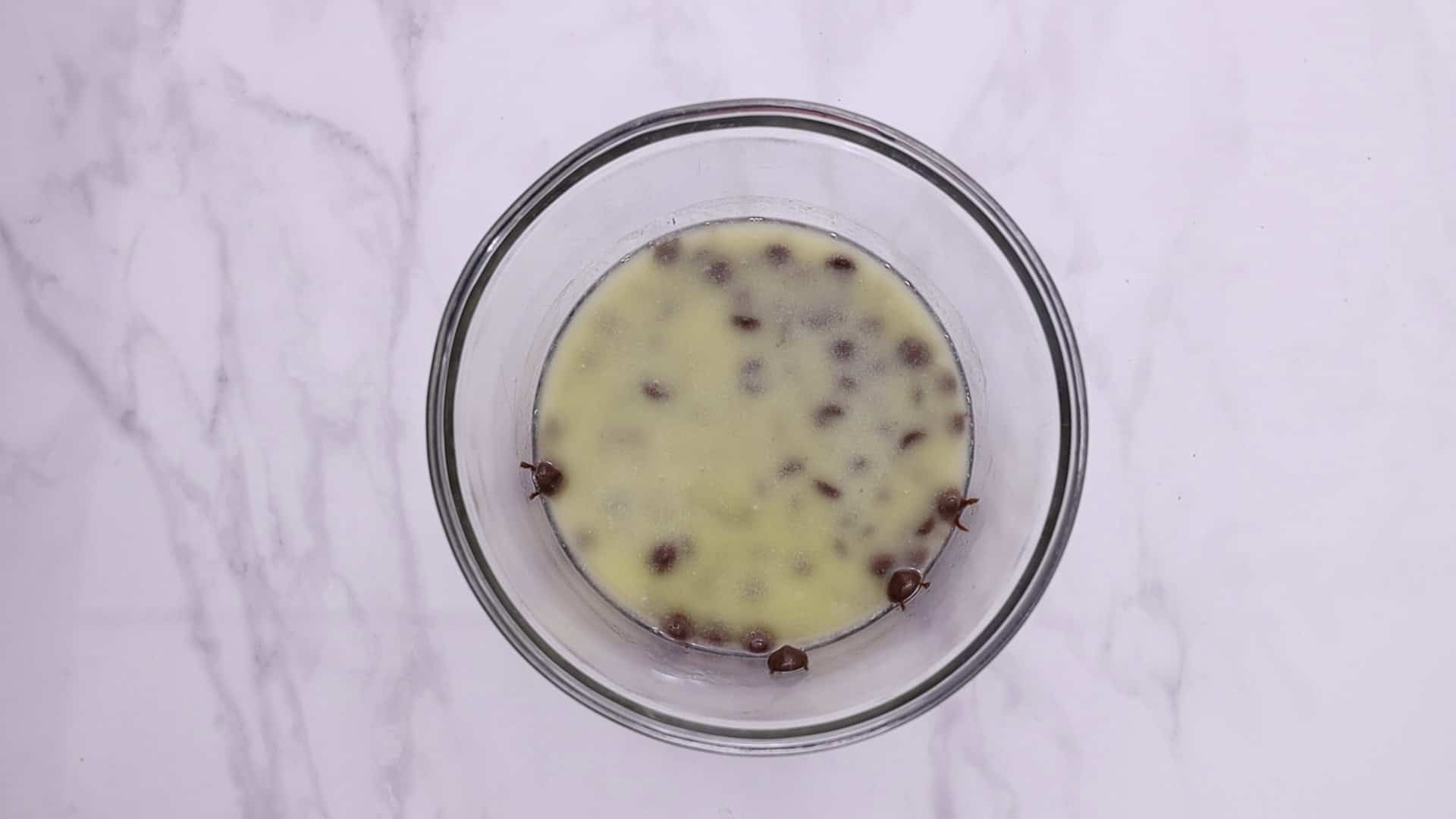 Después Mantequilla y chocolate en el microondas hasta que se derritan. Dejar enfriar.