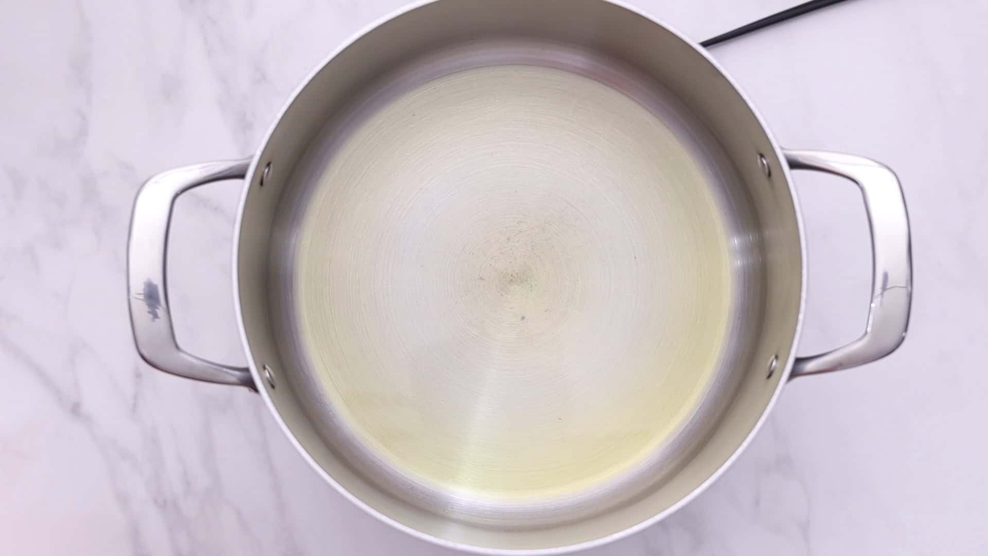Cocinar la salchicha en aceite de oliva hasta que esté dorada.