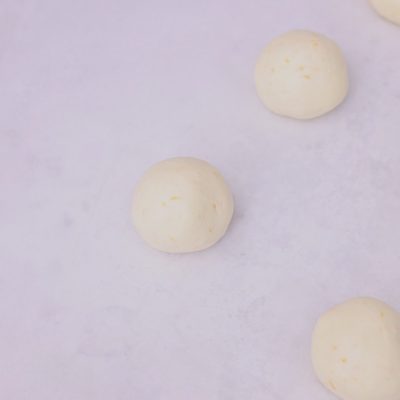 Form 50 g dough balls and place them.