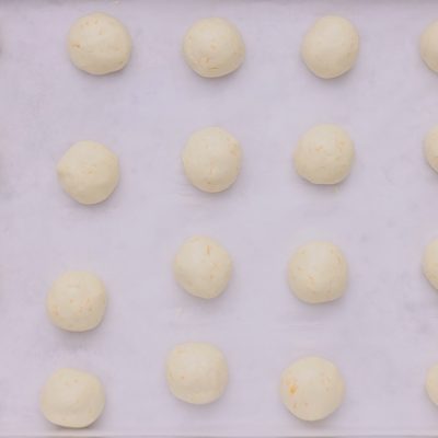 Form 50 g dough balls and place them on the prepared baking sheet.