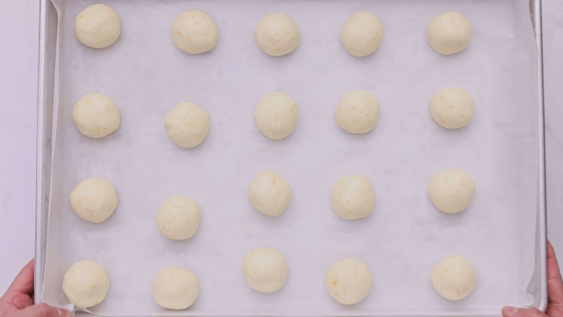 Chipa de Ricota 19 Form 50 g dough balls and place them on the prepared baking sheet.
