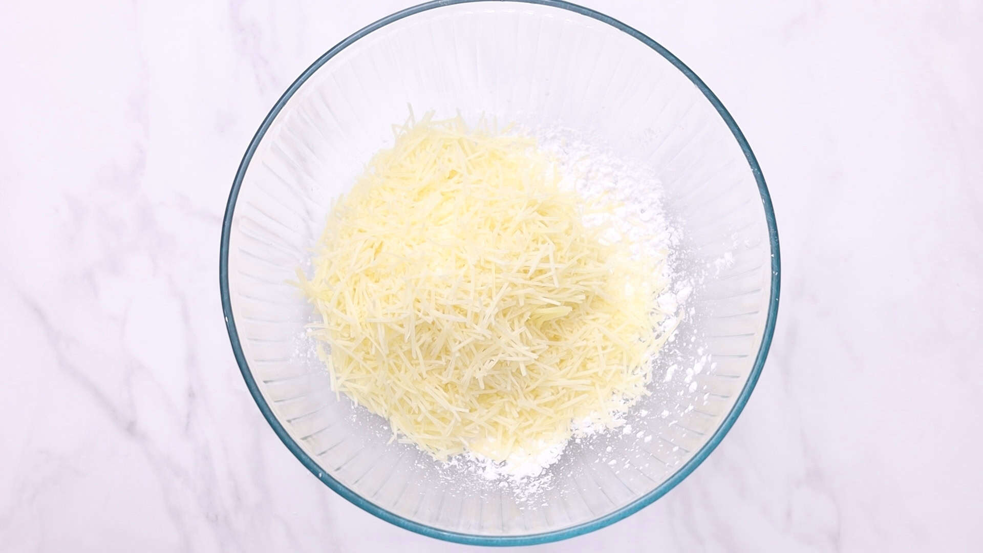 En un bol extragrande, añada el almidón de tapioca