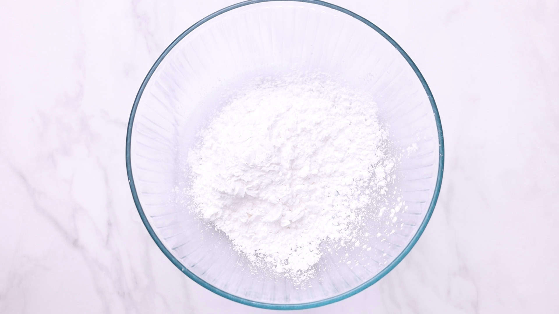 En un bol extragrande, mezcle el almidón de tapioca