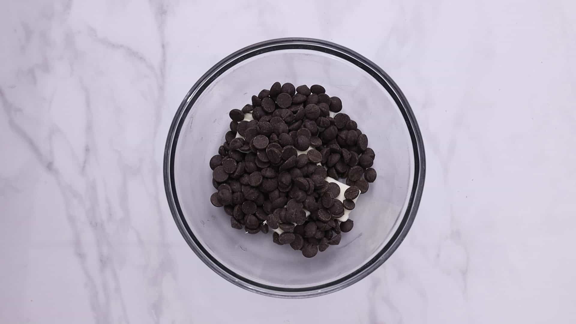 Calentar la mantequilla y el chocolate en el microondas hasta que se derritan. Dejar enfriar.
