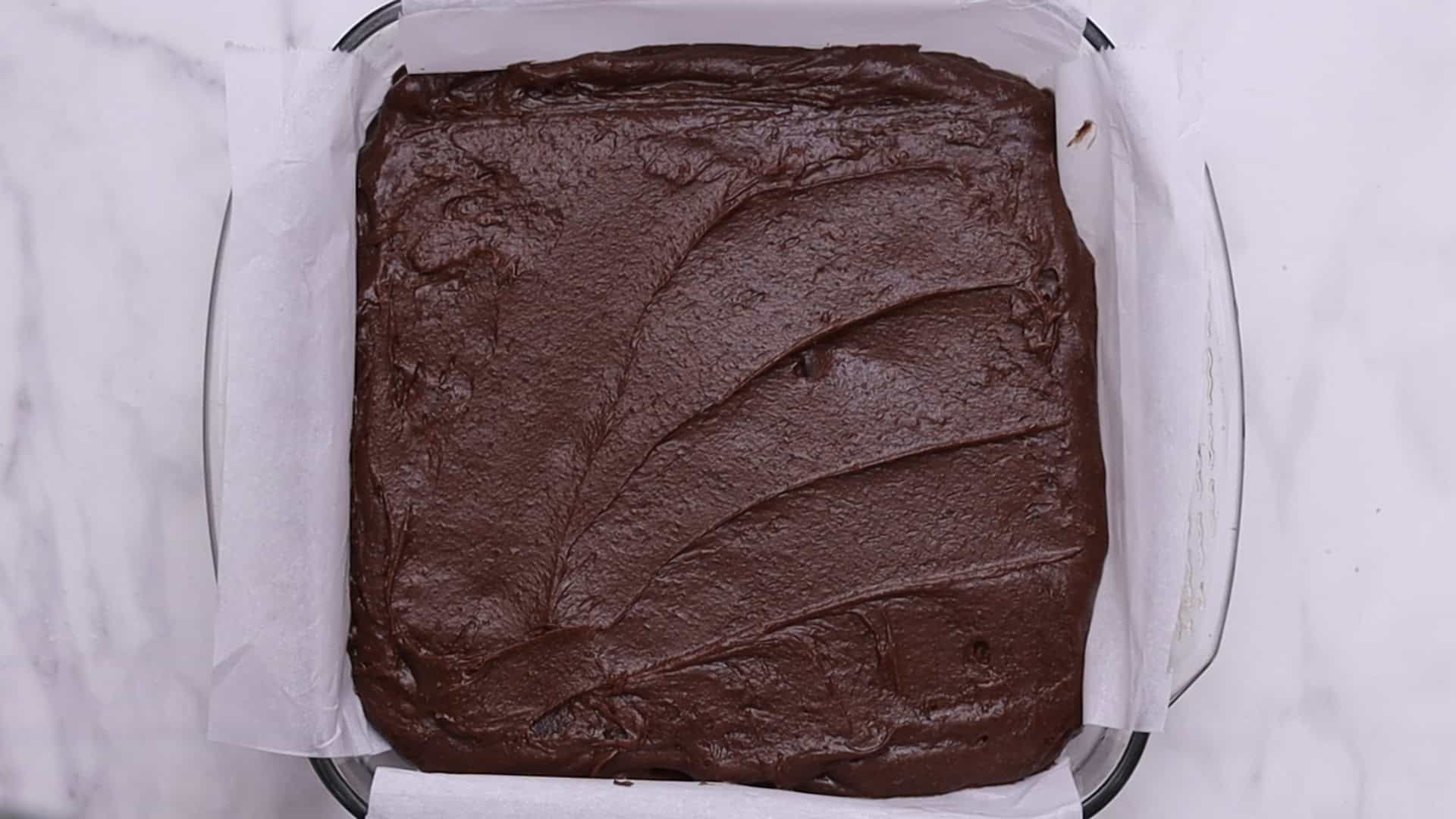Vierta la masa en el molde. Añada el relleno de calabaza.