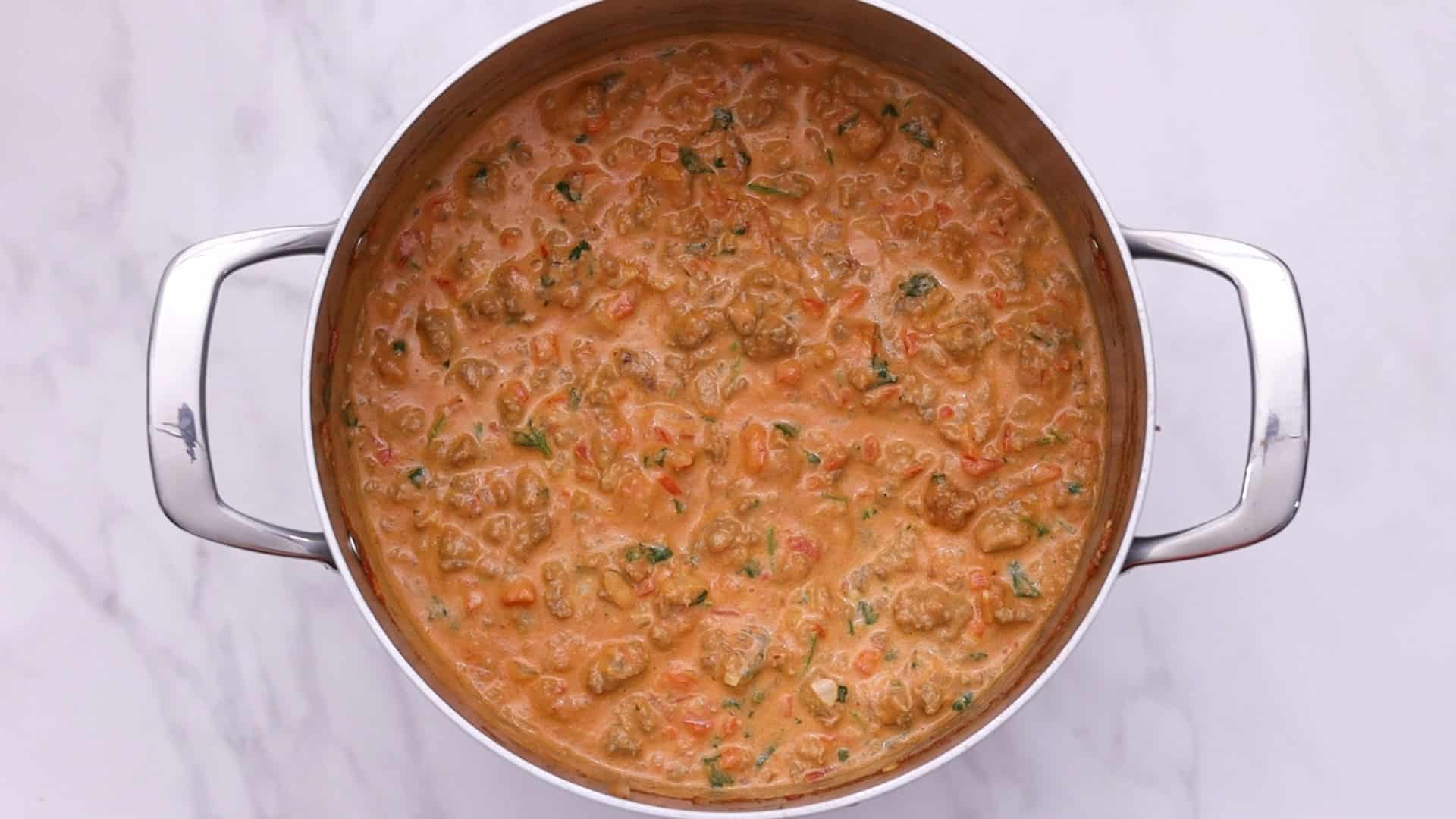 Añada la nata espesa, 14 tazas de parmesano y el cilantro; rectifique la sal.