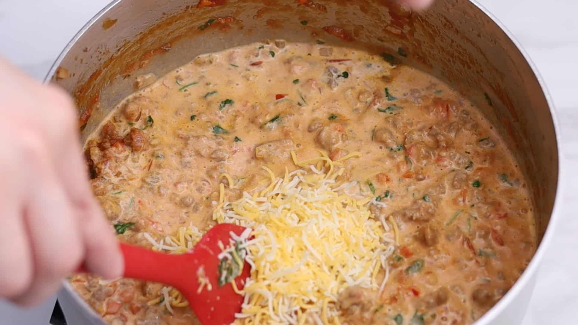 Añada la nata espesa, 14 tazas de parmesano y el cilantro; rectifique la sal.