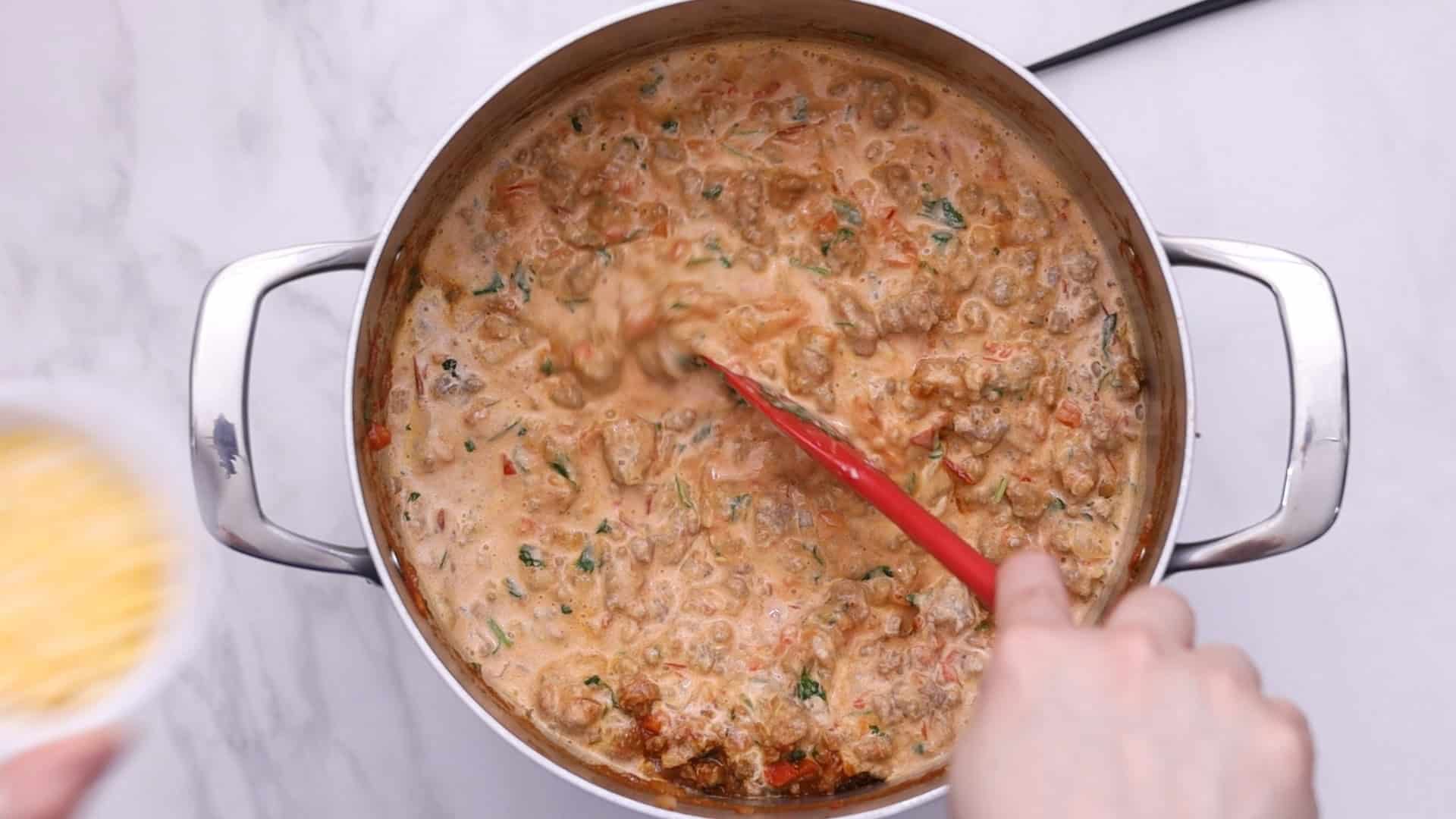 Añada la nata espesa y 14 tazas de parmesano.