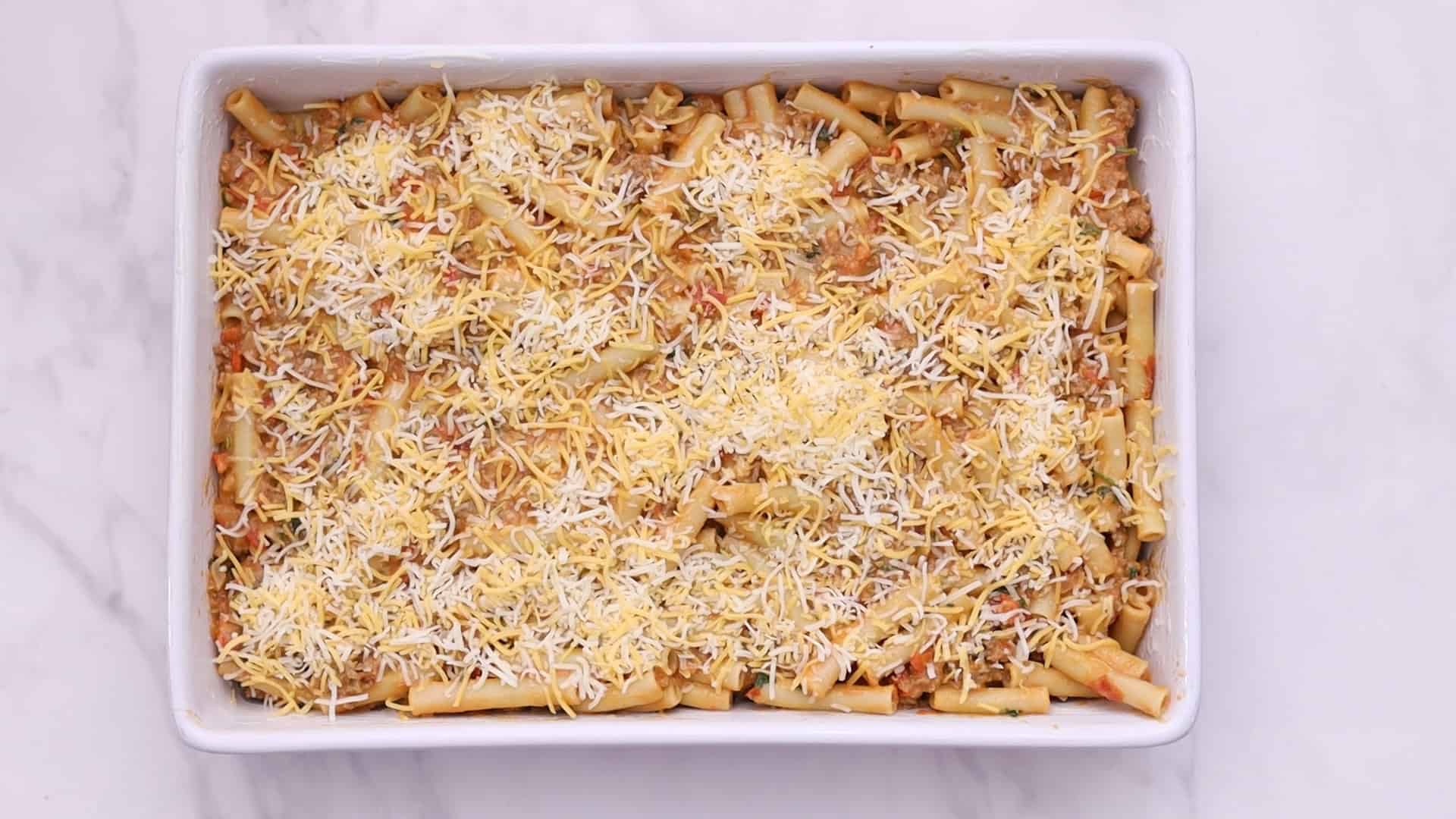 Cubra con la mitad de la mozzarella y la mitad del parmesano y, a continuación, añada el resto de la pasta.
