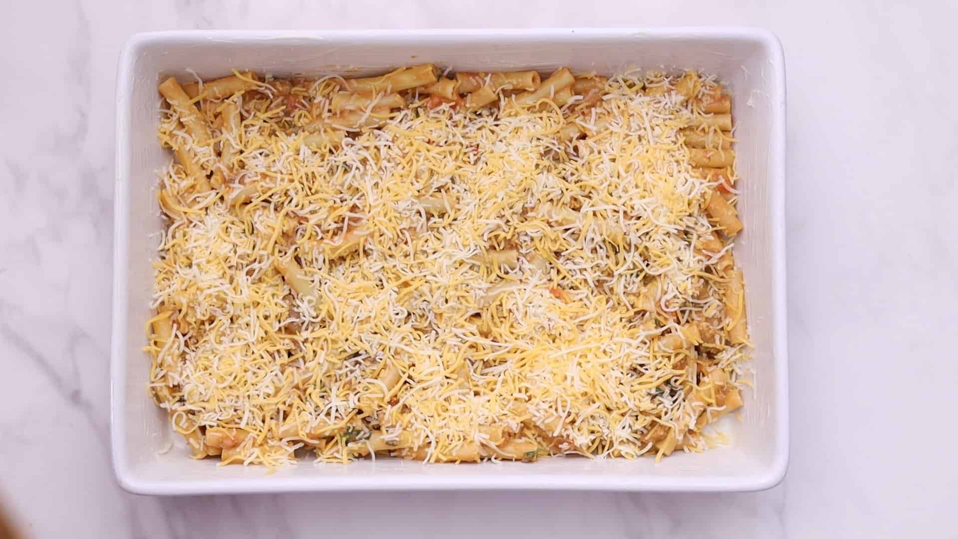 Cubrir con la mitad de la mozzarella y la mitad del parmesano,