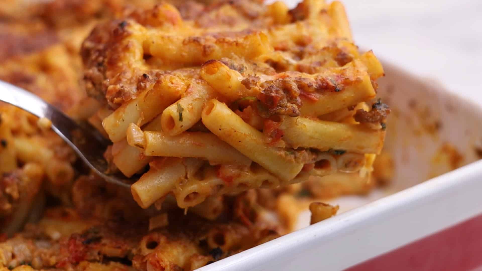 Cubra con el queso restante y hornee durante 15-20 minutos
