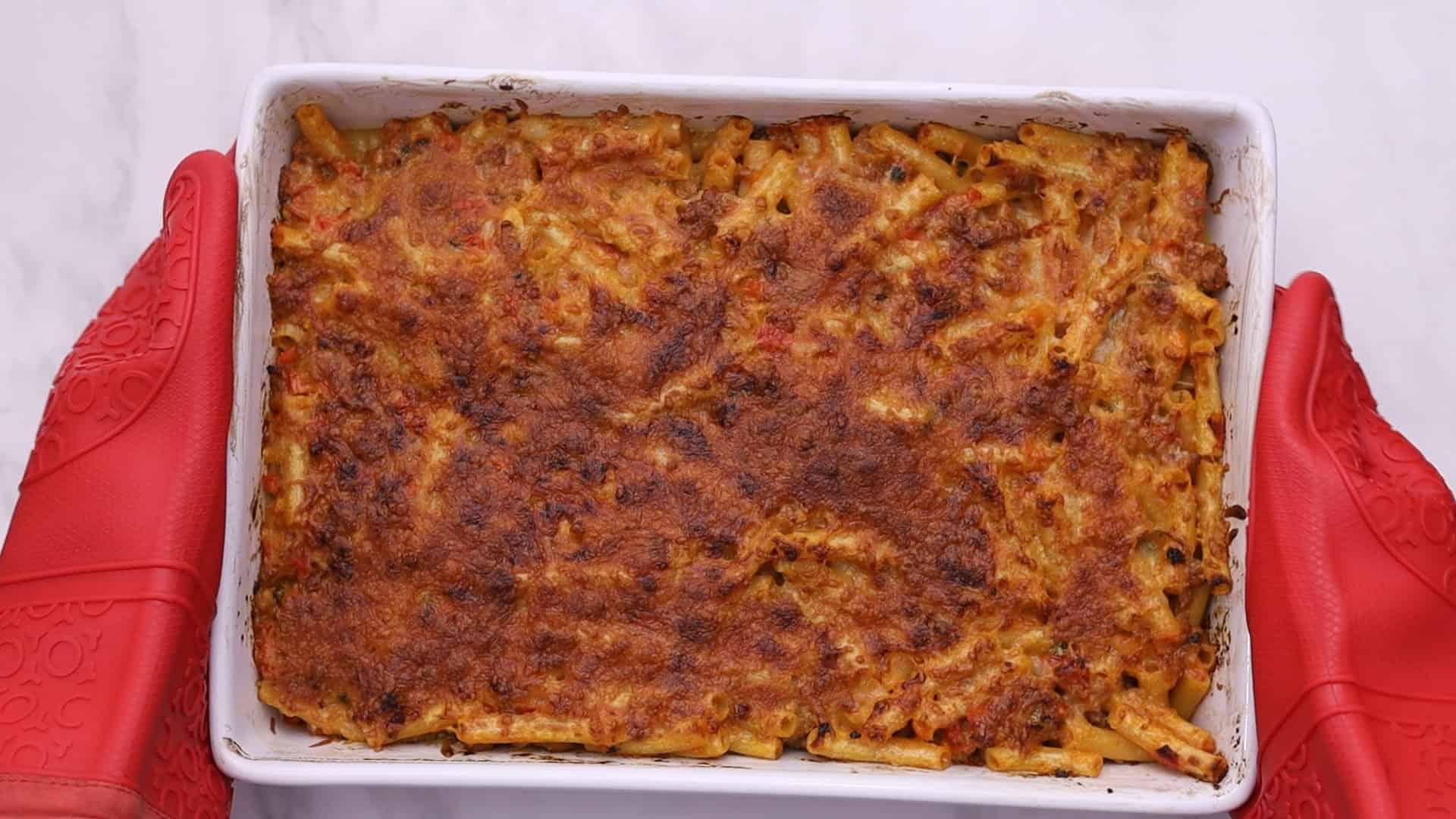 Cubrir con el queso restante y hornear durante 15-20 minutos.